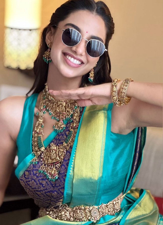 Meenakshi choudary latest pictures in saree photos5