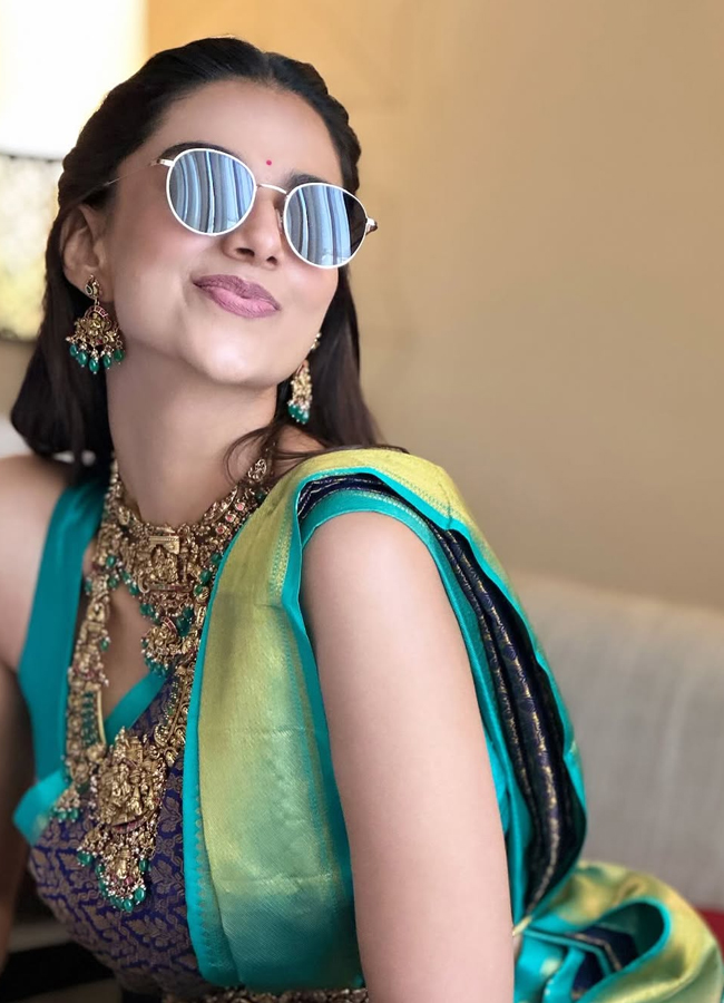 Meenakshi choudary latest pictures in saree photos6