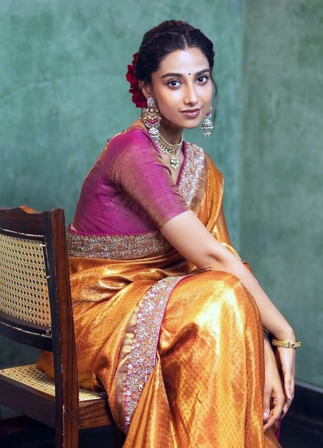 Meenakshi choudary latest pictures in saree photos7