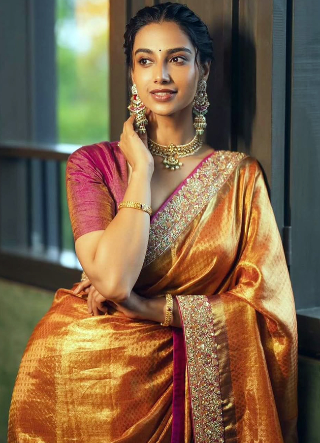 Meenakshi choudary latest pictures in saree photos8