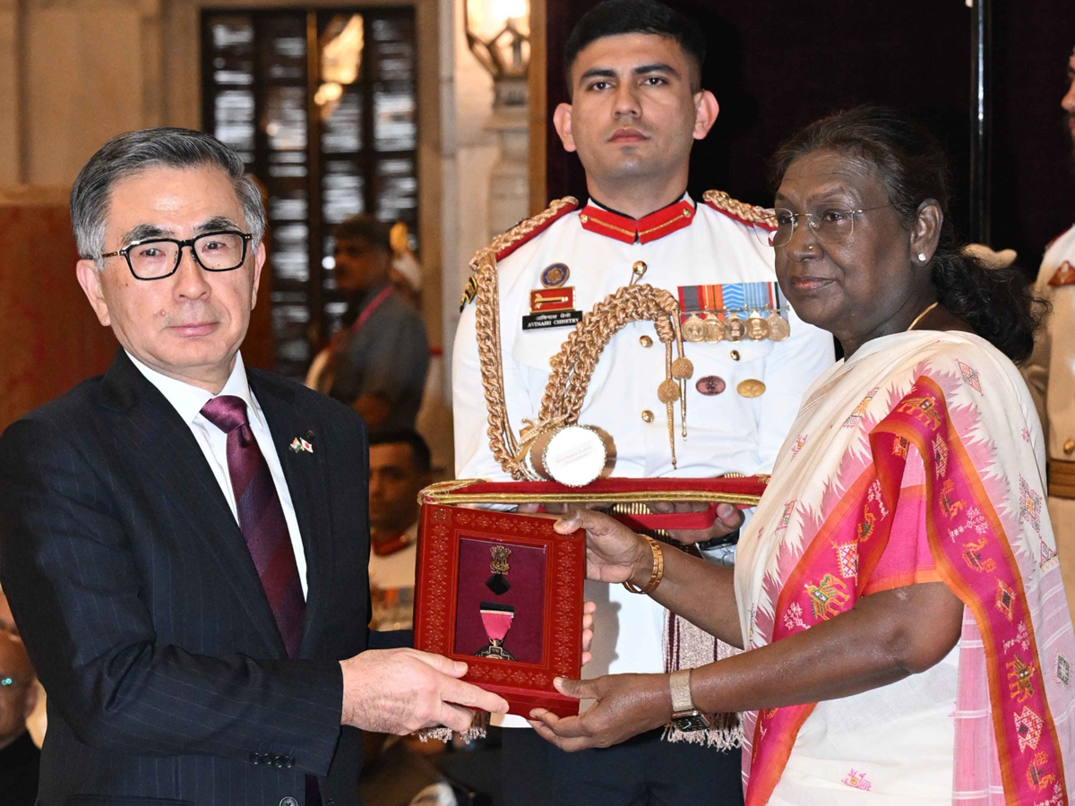 India president Droupadi Murmu presents Padma Awards 2025 ceremony at rastrapathi bhavan10