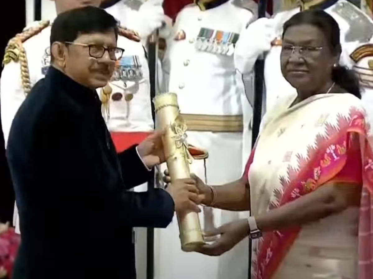 India president Droupadi Murmu presents Padma Awards 2025 ceremony at rastrapathi bhavan13