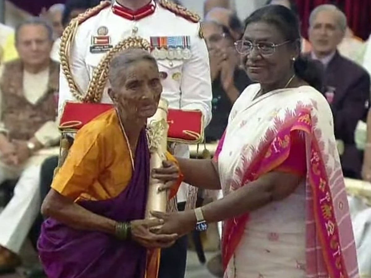 India president Droupadi Murmu presents Padma Awards 2025 ceremony at rastrapathi bhavan3