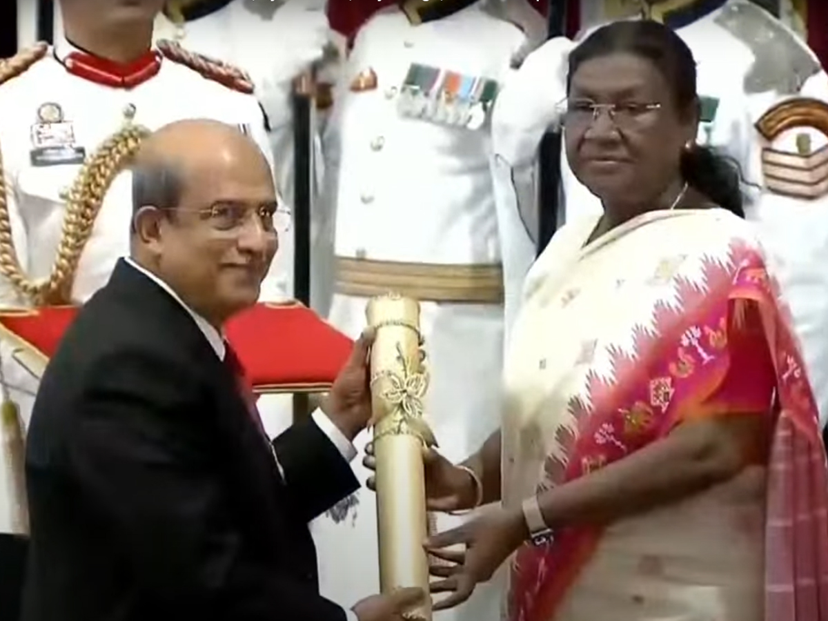 India president Droupadi Murmu presents Padma Awards 2025 ceremony at rastrapathi bhavan9