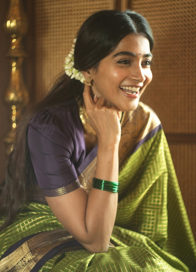 Pooja Hegde in a 70-year-old grandmother's saree photos4