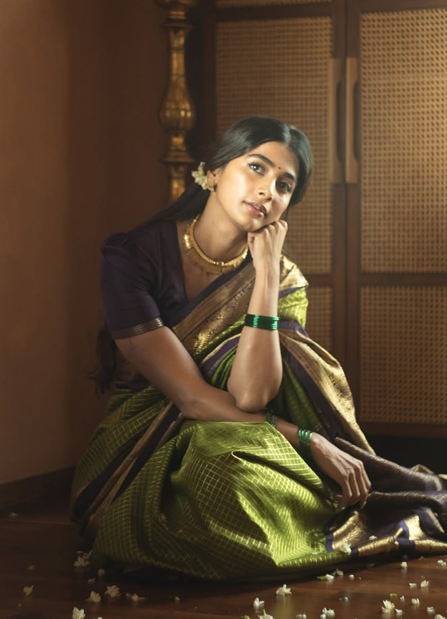 Pooja Hegde in a 70-year-old grandmother's saree photos7