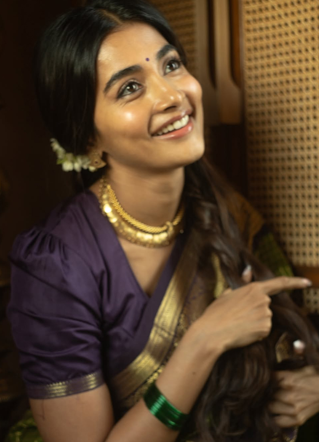 Pooja Hegde in a 70-year-old grandmother's saree photos9