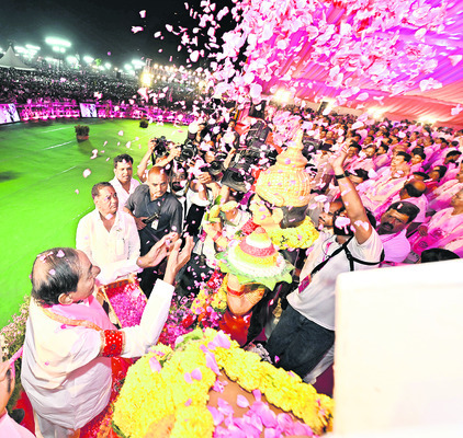 తరలివచ్చిన జన ప్రవాహం..కిక్కిరిసిన సభా ప్రాంగణం5