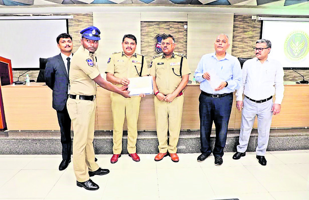 సీసీఎస్‌ కానిస్టేబుల్‌ రాజుకు రివార్డు2