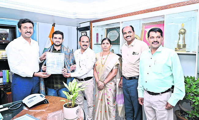 సివిల్స్‌ ర్యాంకర్‌కు సన్మానం3