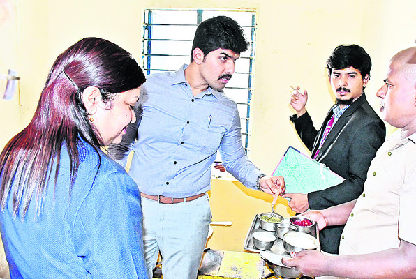 సబ్ జైలులో న్యాయమూర్తుల బృందం తనిఖీ 1