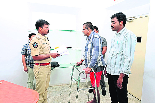 పోలీసు గ్రీవెన్స్‌కు  41 ఫిర్యాదులు 1