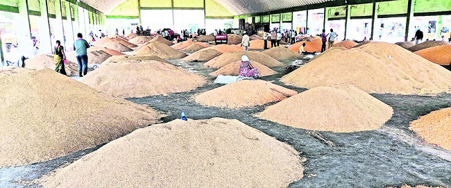మార్కెట్‌కు పోటెత్తిన ధాన్యం, మక్కలు1
