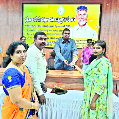 కేజీబీవీ విద్యార్థినులకు జేసీ అభినందనలు1