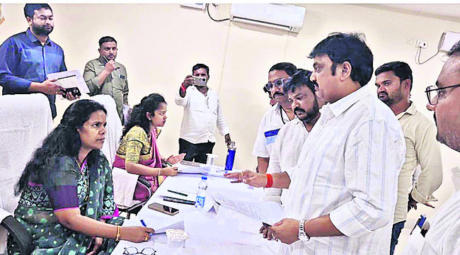 వెల్లువెత్తిన అర్జీలు.. హోరెత్తిన నిరసనలు 1