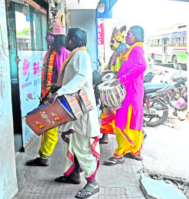 పొట్టకూటి కోసం పగటి వేషం1