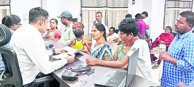 పోటెత్తిన అర్జీదారులు1