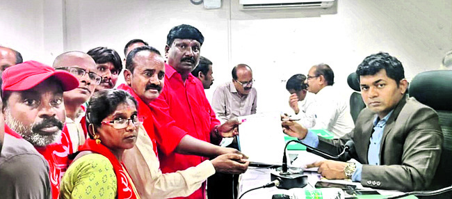 వై.కోటలోని బంజరు భూములను పేదలకు పంచి పెట్టాలి
1