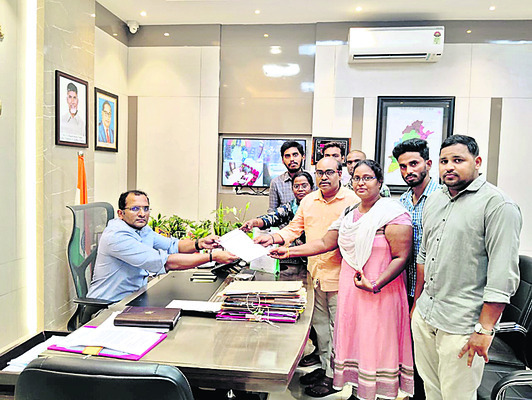 ధర్నాలతో దద్దరిల్లిన కలెక్టరేట్‌ 3