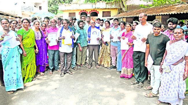 ధర్నాలతో దద్దరిల్లిన కలెక్టరేట్‌ 1