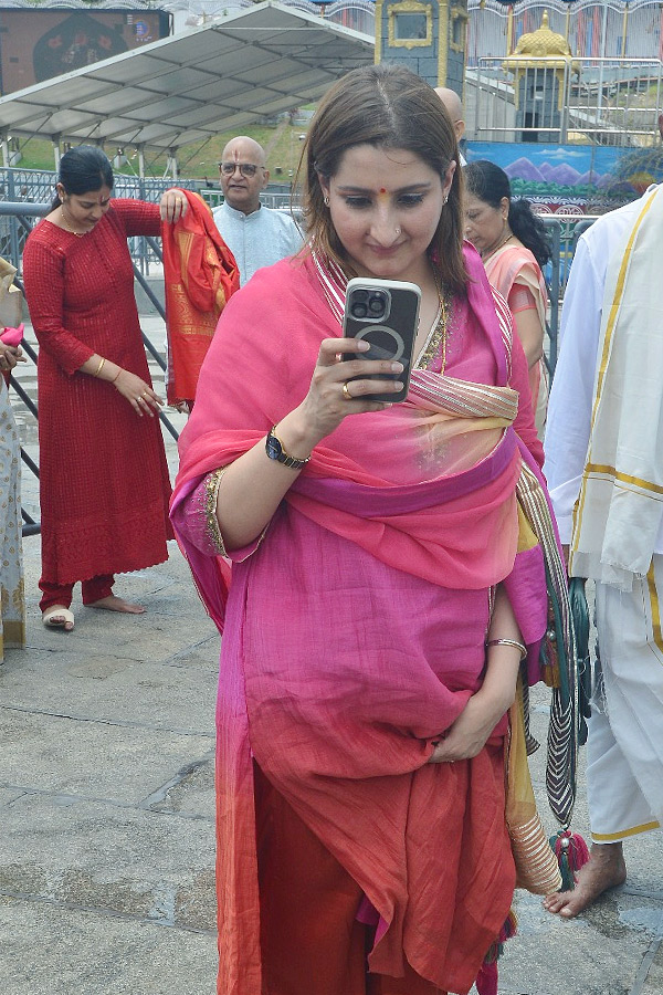 Former Cricketer Sreesanth Visits Tirumala Temple With His Family Photos8