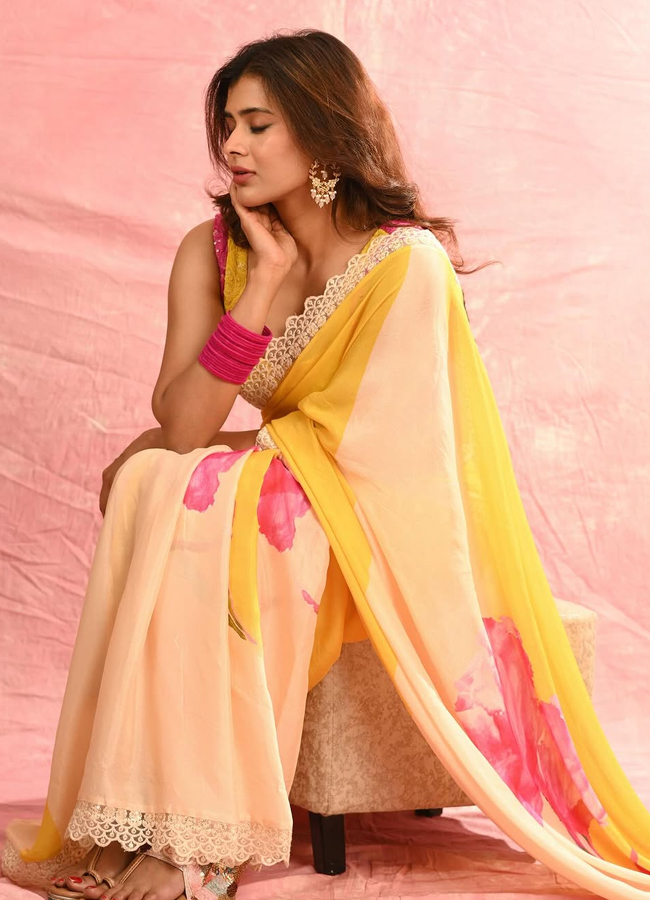 Odela movie beauty Hebah Patel latest pictures in a saree4