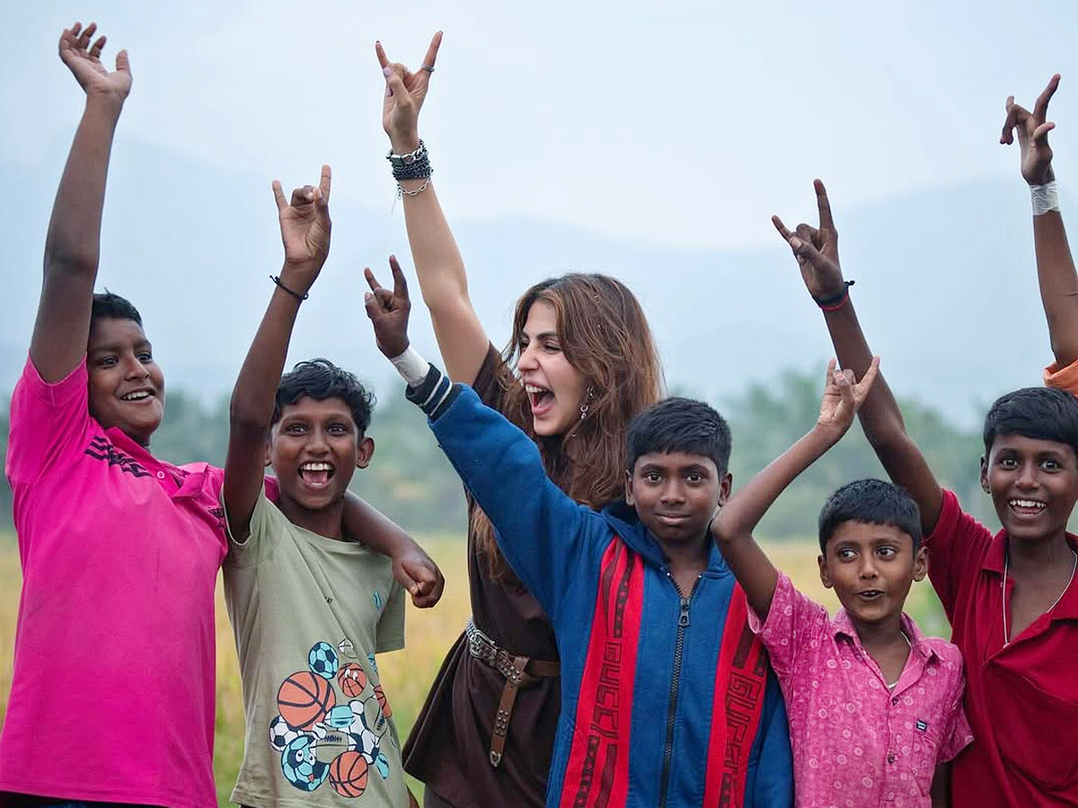 Rhea Chakraborty Made Some New Friends Photos2