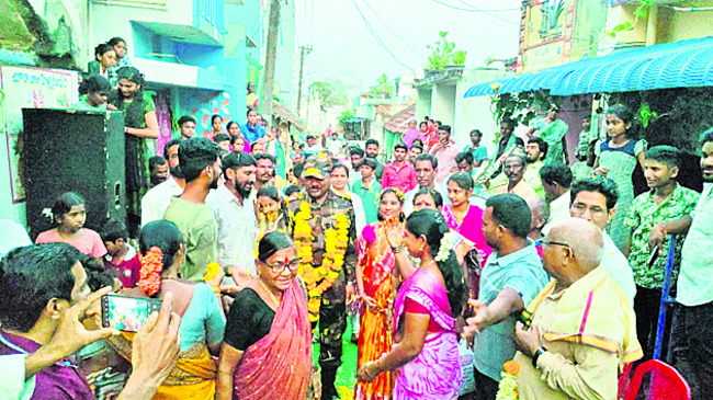 మెకానిక్‌ కుమారుడికి రెండు ఉద్యోగాలు   1