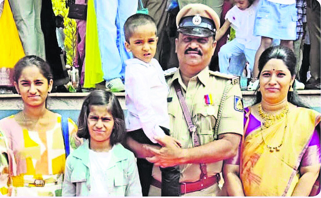 బళ్లారి సీఐకు సీఎం గోల్డ్‌ మెడల్‌1