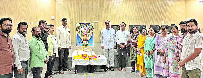 గ్రూప్‌–1 ర్యాంకర్‌కు   కలెక్టర్‌ అభినందన 
2
