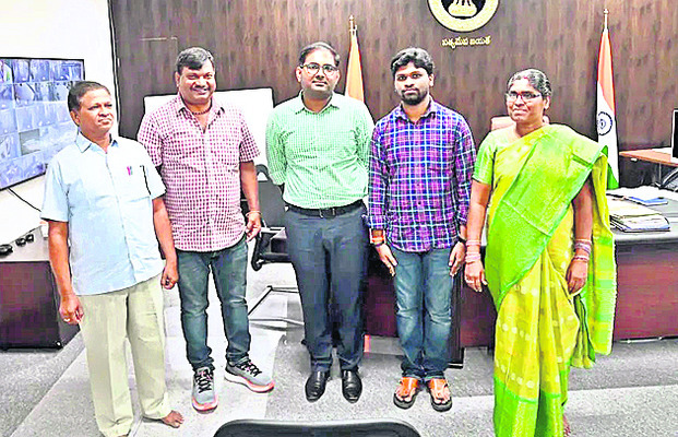 గ్రూప్‌–1 ర్యాంకర్‌కు   కలెక్టర్‌ అభినందన 
1