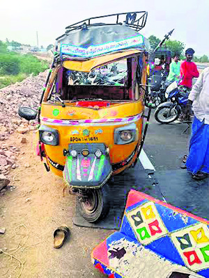రోడ్డు ప్రమాదంలో  ముగ్గురికి గాయాలు1