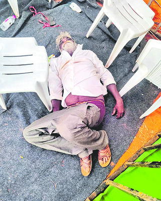 లోకేష్‌ పర్యటనలో ఏరులై పారిన మద్యం 1