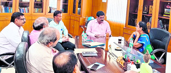 లక్ష్మమ్మ అవ్వకు బంగారు కిరీటం 
1
