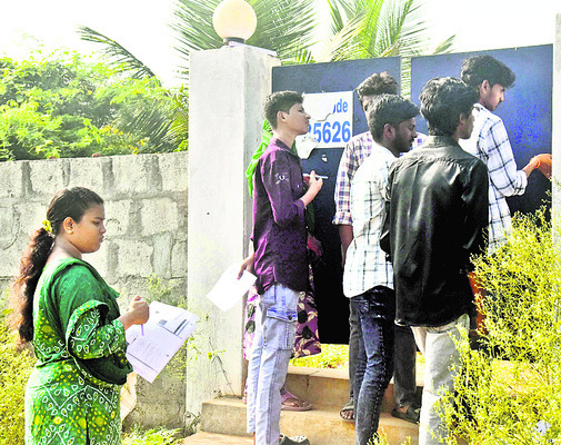ఆలస్యంగా వచ్చి.. బాధతో వెనుదిరిగి.. 2