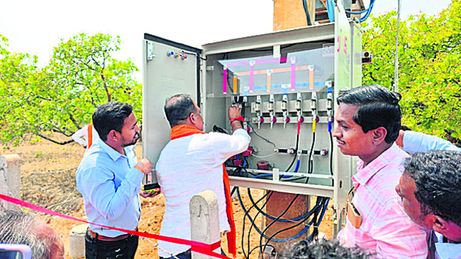 గ్రామానికి తొలిసారి విద్యుత్‌ వెలుగులు 1