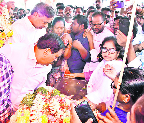 రేణుకకు అశ్రునయనాలతో వీడ్కోలు1