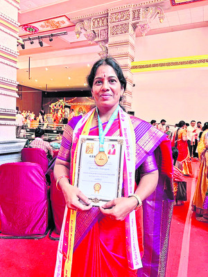 భగవద్గీత పోటీల్లో బంగారు  పతకాలు
1