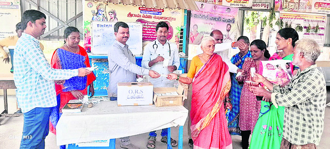 ప్రయాణికులు, సిబ్బందికి ఓఆర్‌ఎస్‌ ప్యాకెట్లు1
