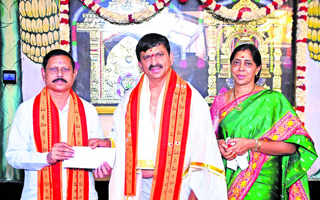 శ్రీశైల మల్లన్నను దర్శించుకున్న తెలంగాణ మంత్రి 1