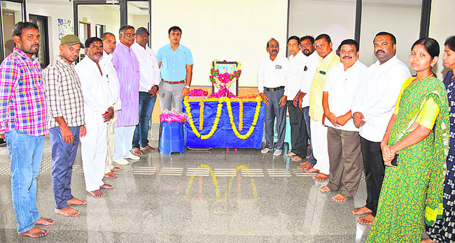 సర్దార్‌ పాపన్నకు   కలెక్టర్‌ నివాళి1