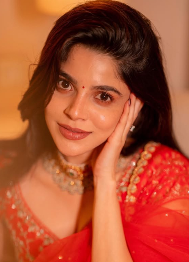 Divya Bharathi Glamour Photos 2