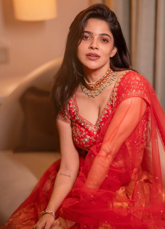 Divya Bharathi Glamour Photos 4