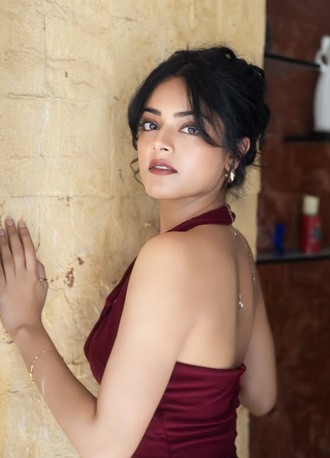 Riddhi Kumar Sizzles In Black Saree Photos11