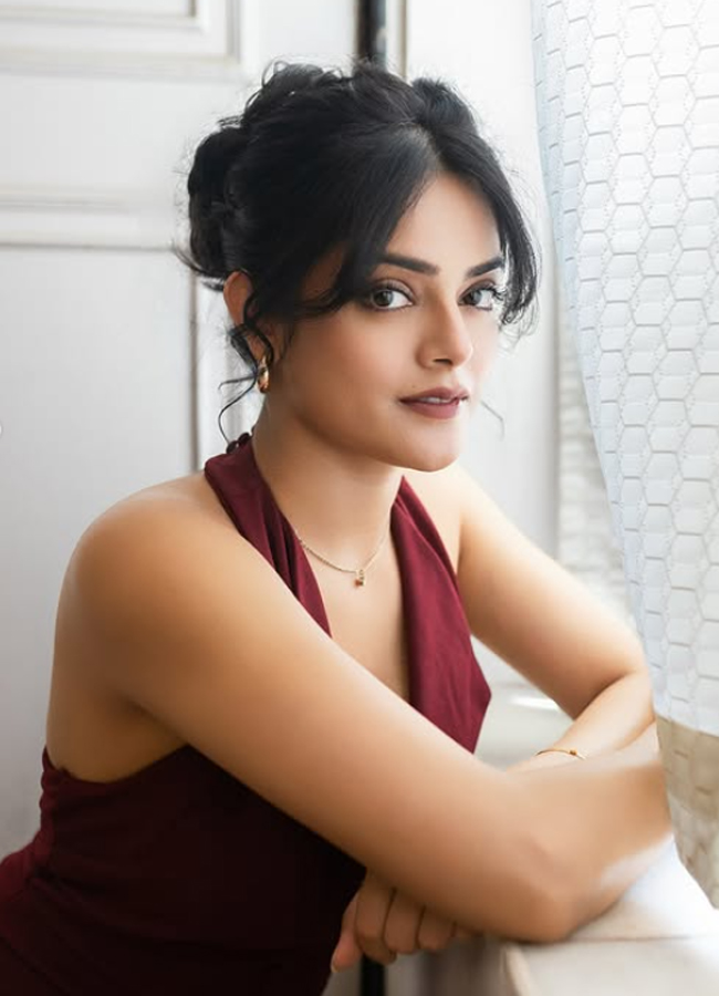 Riddhi Kumar Sizzles In Black Saree Photos12