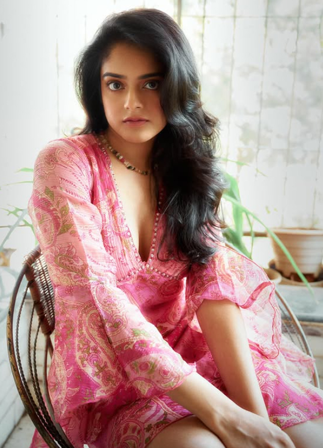 Riddhi Kumar Sizzles In Black Saree Photos4