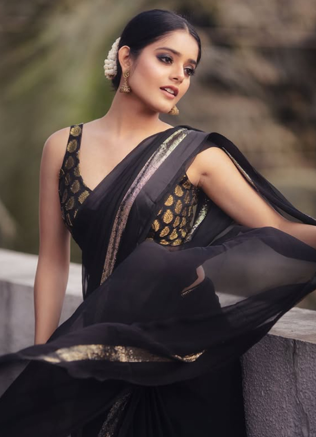 Riddhi Kumar Sizzles In Black Saree Photos9