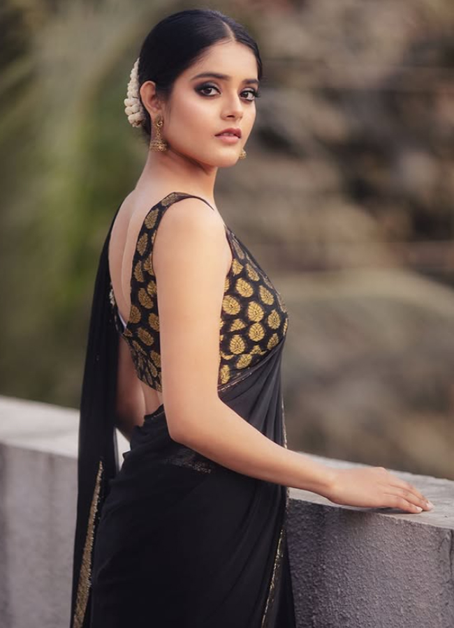 Riddhi Kumar Sizzles In Black Saree Photos10
