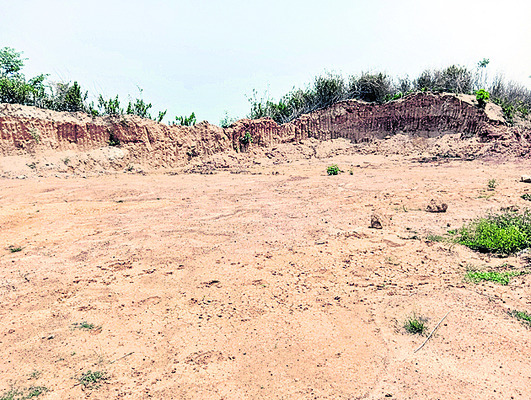 తోటపల్లి కాలువగట్లపై కంకర తవ్వకాలు1