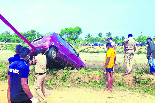 కాలువలో పడ్డ కారు1